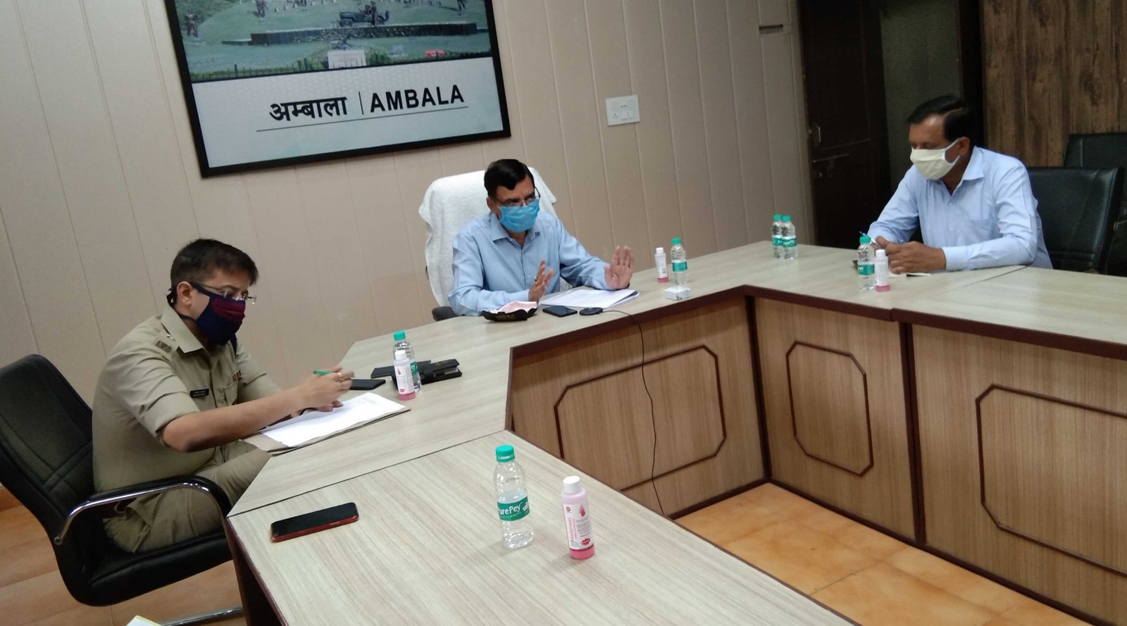 डीसी अंबाला अशोक शर्मा धार्मिक संस्थाओं के सदस्यों से बातचीत करते हुए।
