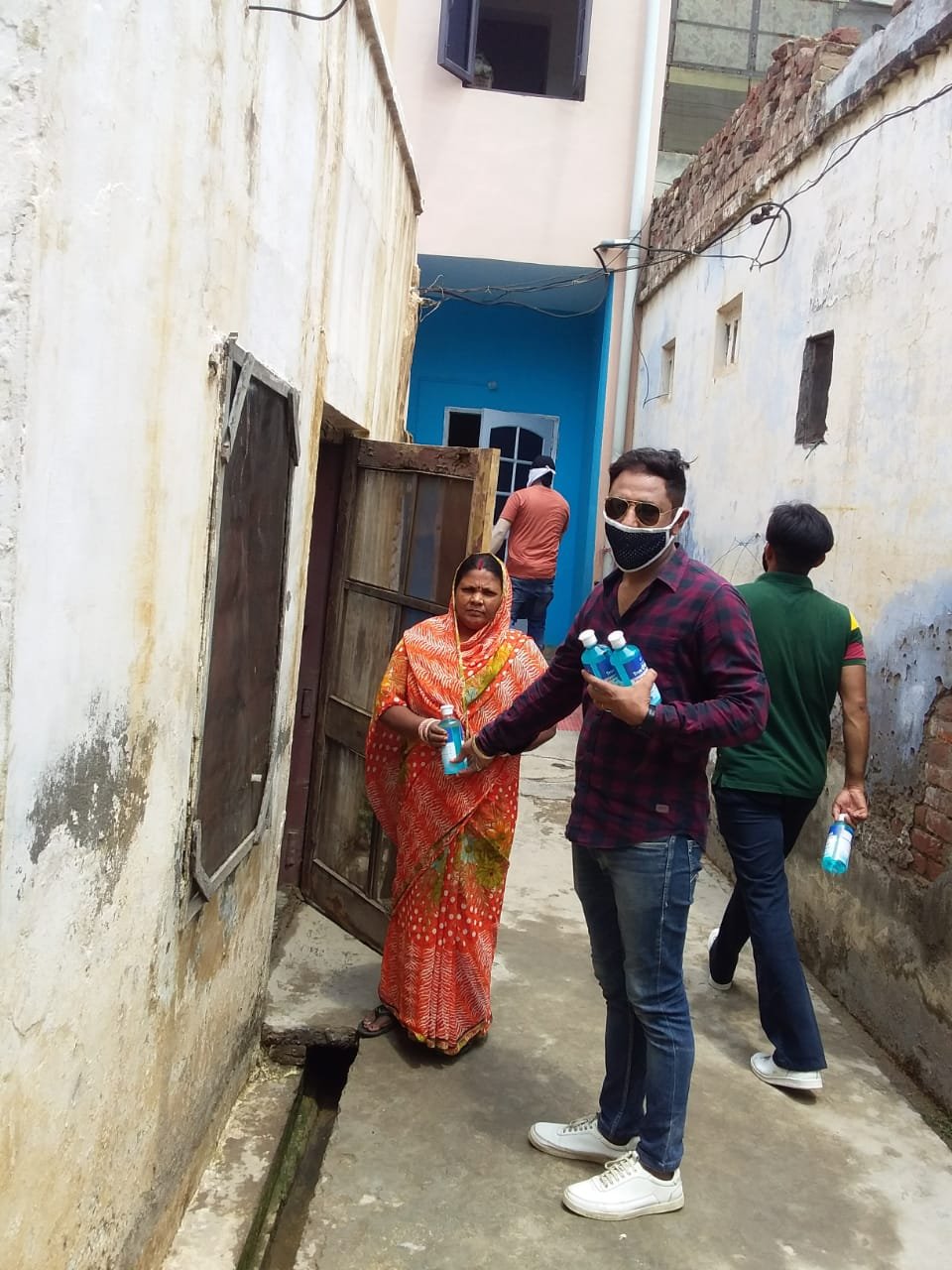 विनोद शर्मा के दिशा निर्देश पर सेनेटाइजर वितरित करने का कार्य जारी