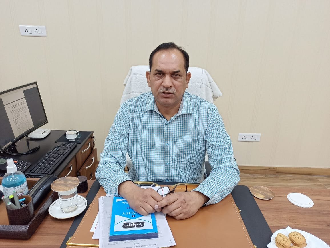 जानकारी देते नगर निगम कमिश्नर धर्मवीर सिंह