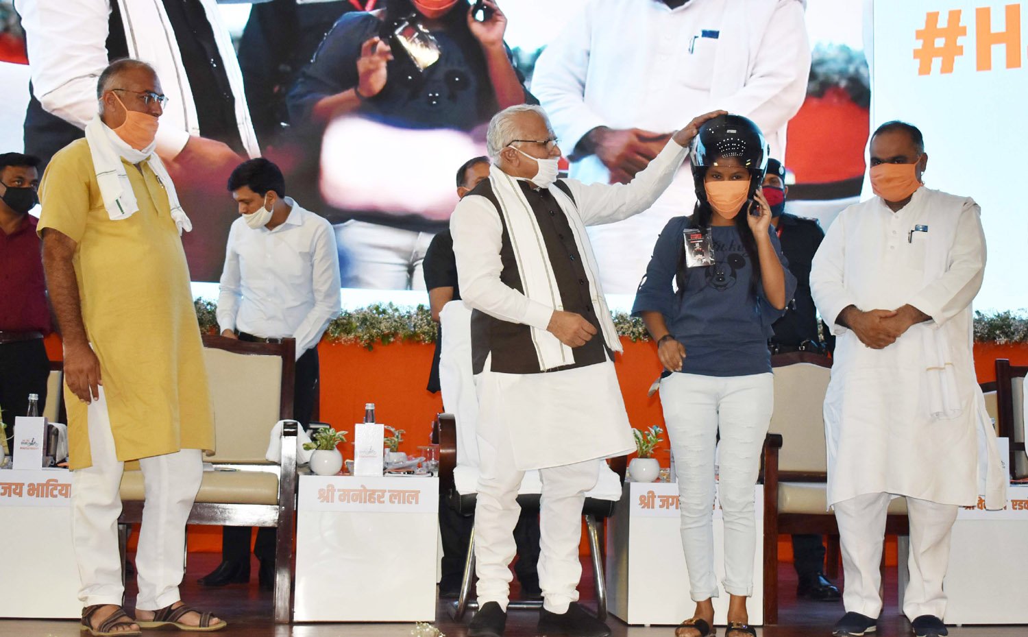 हरियाणा के मुख्यमंत्री मनोहर लाल ने कहा कि युवा, यातायात नियमों के प्रति जागरूक हों, इसके लिए प्रदेश के महाविद्यालयों में अध्ययनरत प्रत्येक विद्यार्थी को यातायात नियमों की जानकारी देने के साथ-साथ उनके शिक्षण संस्थान में ही ड्राईविंग लाईसेंस प्रदान किए जाएंगे।