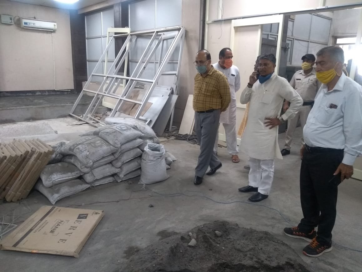 केंद्रीय जलशक्ति मंत्री एवं अंबाला सांसद रतन लाल कटारिया के निजी सचिव राजेश सपरा के साथ ‌नगर निगम कार्यालय की बिल्डिंग मरम्मत के कार्य का निरीक्षण किया