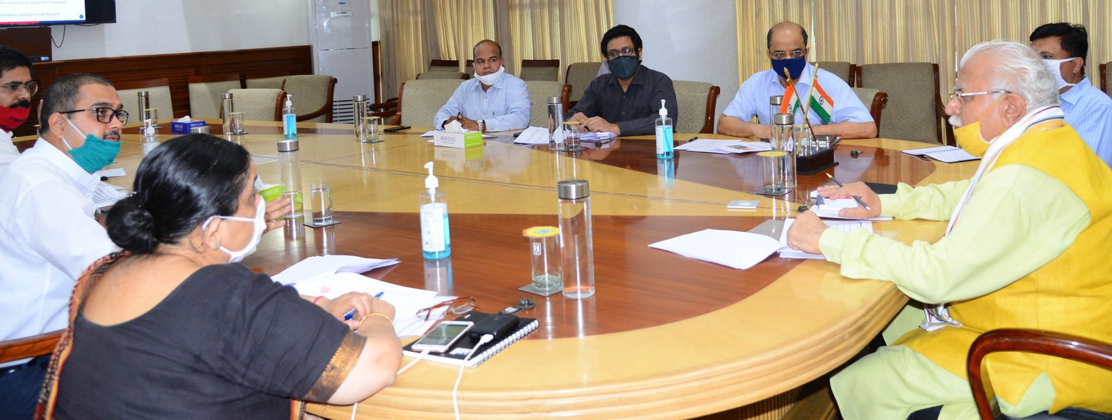 मुख्यमंत्री श्री @mlkhattar ने आज चंडीगढ़ में CM Window और Social Media Grievances Tracker(SMGT) के विषय में अधिकारियों के साथ समीक्षा बैठक की। pic.twitter.com/xWAO4QtBhW— CMO Haryana (@cmohry) July 17, 2020