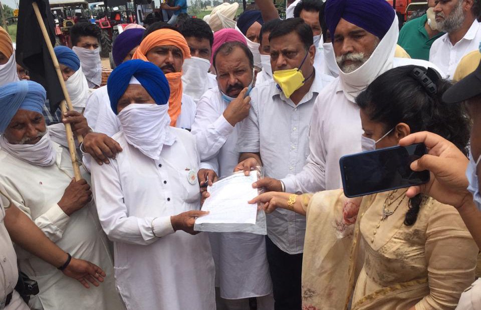 Warning the farmers' government by showing black flags in Ambala, movement will not take back the ordinance